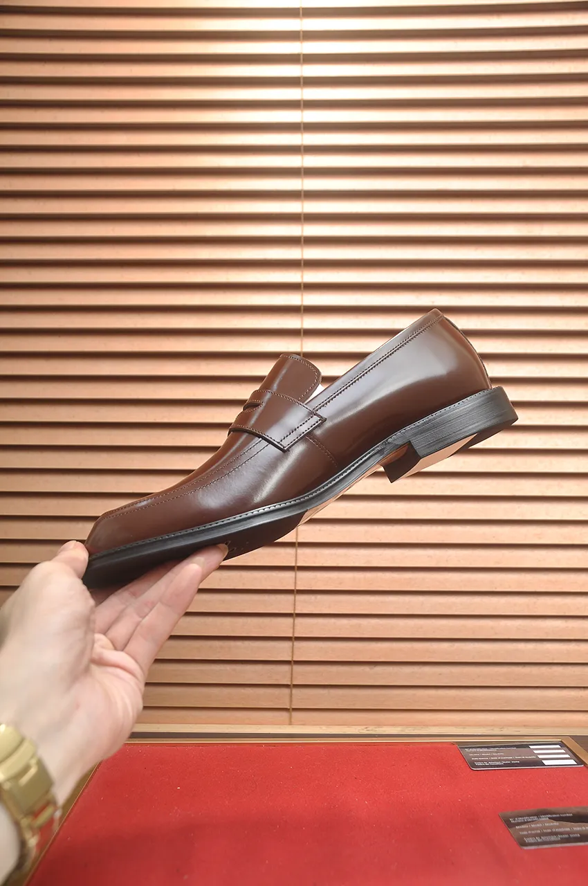 Men's shoes💰500💶Italy's top luxury men's shoe giant (GUCCI) (Gucci) (full cowhide lining) new arrival🍃Original European style🔰 Pleasant to the eye😍In order to make the shoes more durable and non-deformable🌀The production continues to follow traditional methods but there is still no lack of innovation💪Choose original sheepskin for the leather♻️ Smooth and natural And extra bright ⭐Made of imported cowhide, the first choice of rich people 38-45 (45 customized)